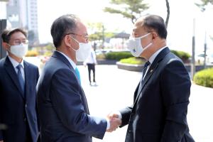 홍남기 부총리 기관방문 이미지